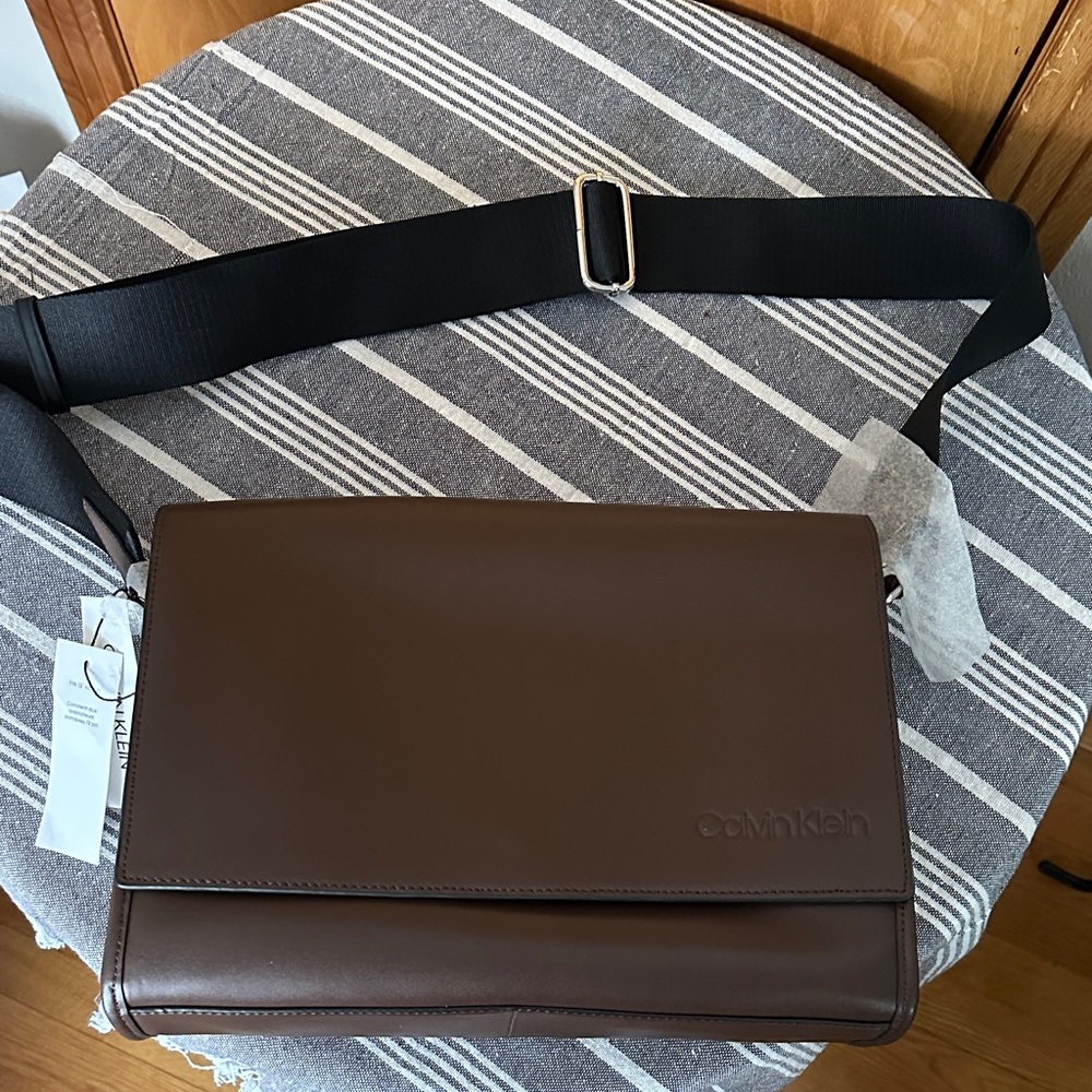 Calvin Klein purse
Color brown
NWT